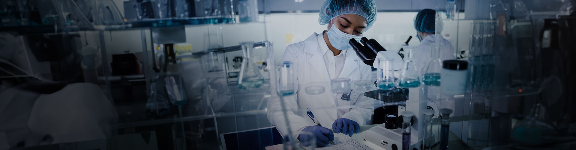 duas mulheres pesquisadores em um laboratório