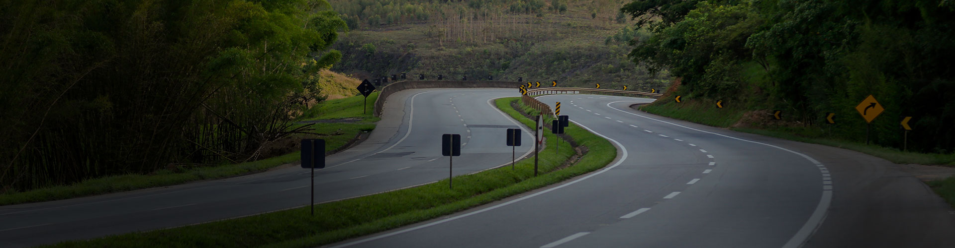 pista dupla de uma rodovia brasileira