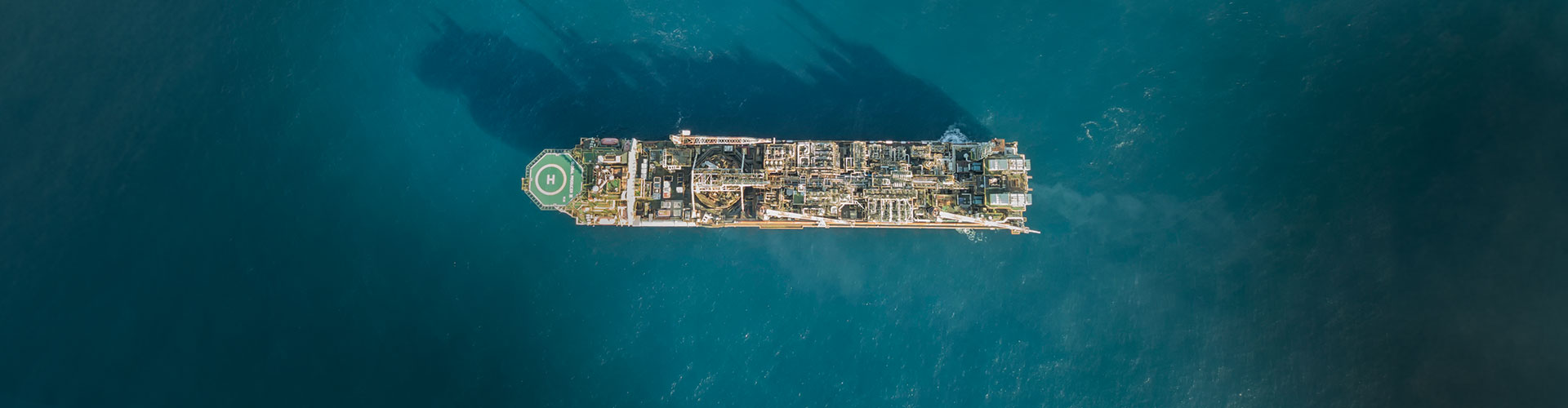 Vista aérea de FPSO no mar azul sinalizando produção de petróleo offshore