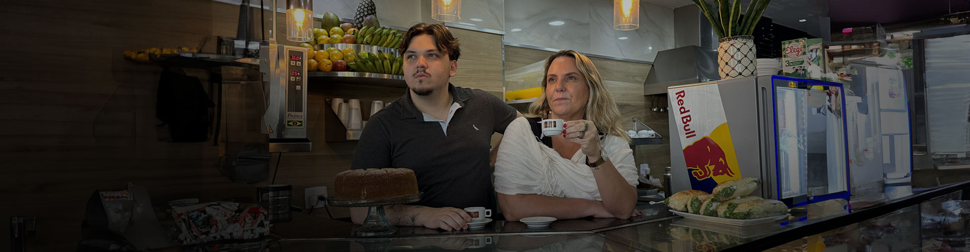 Fernanda Hipólito e o filho Felipe na padaria Flor da Tijuca