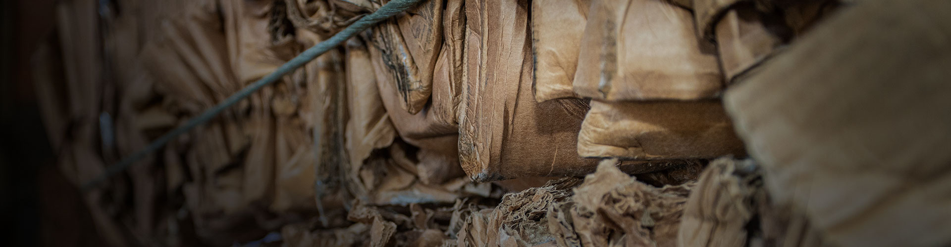 papelão prensado preparado para reúso, economia circular, reciclagem