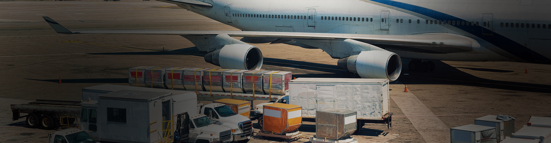 Avião sendo carregado em aeroporto