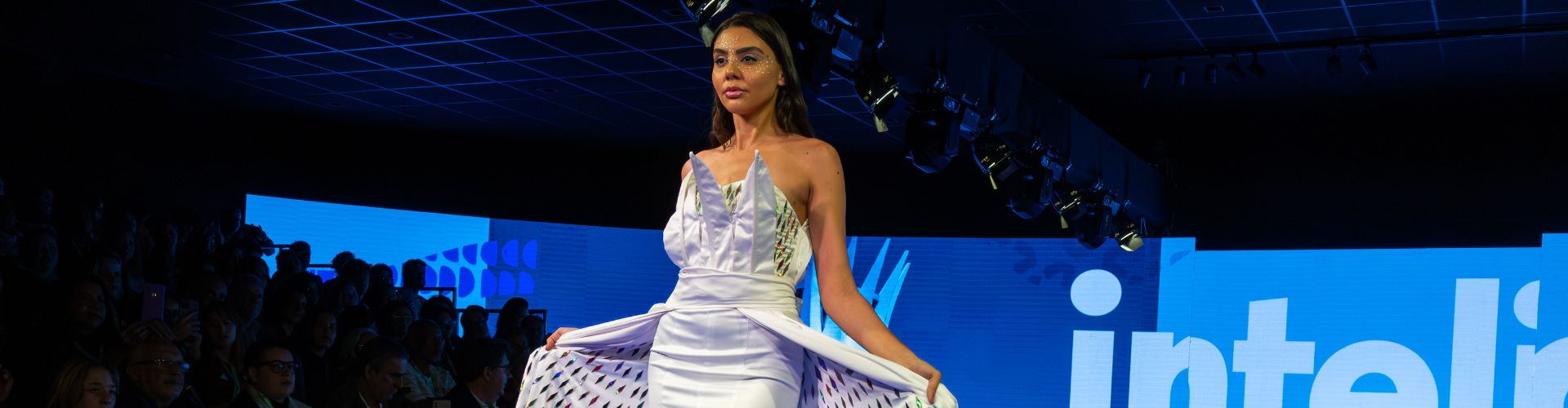 uma modelo desfilando no palco do Rio Fashion Week 2026