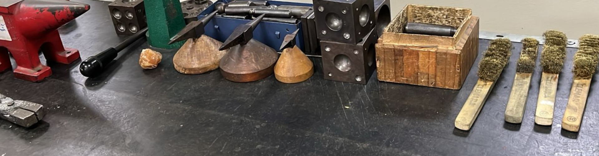 instrumentos de ourives sobre uma mesa preta