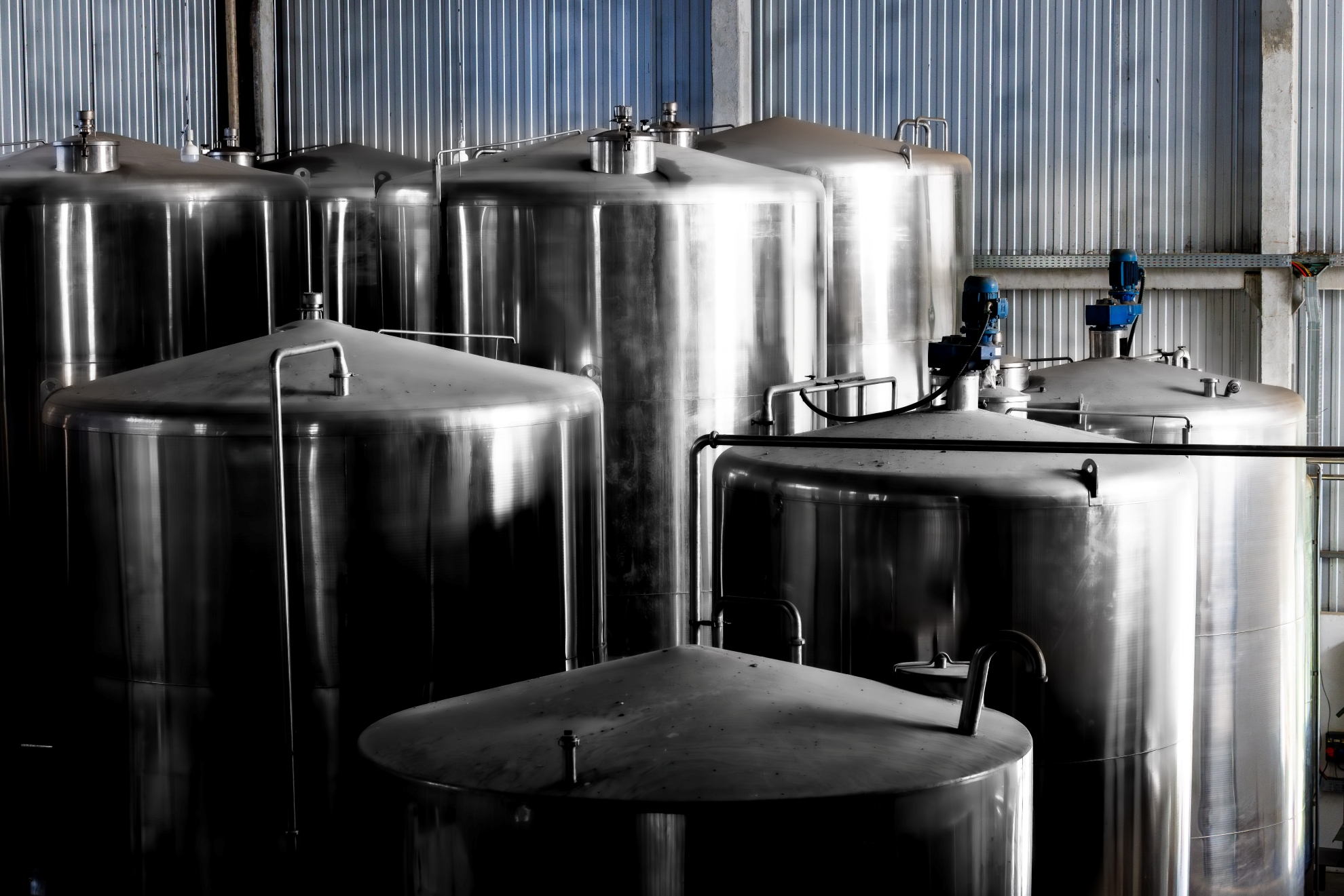 tanques na fábrica de cerveja