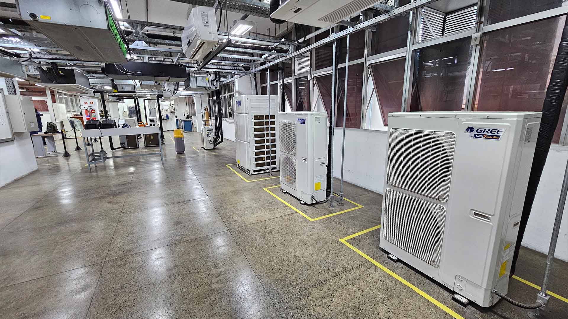 Galpão com aparelhos de ar condicionado