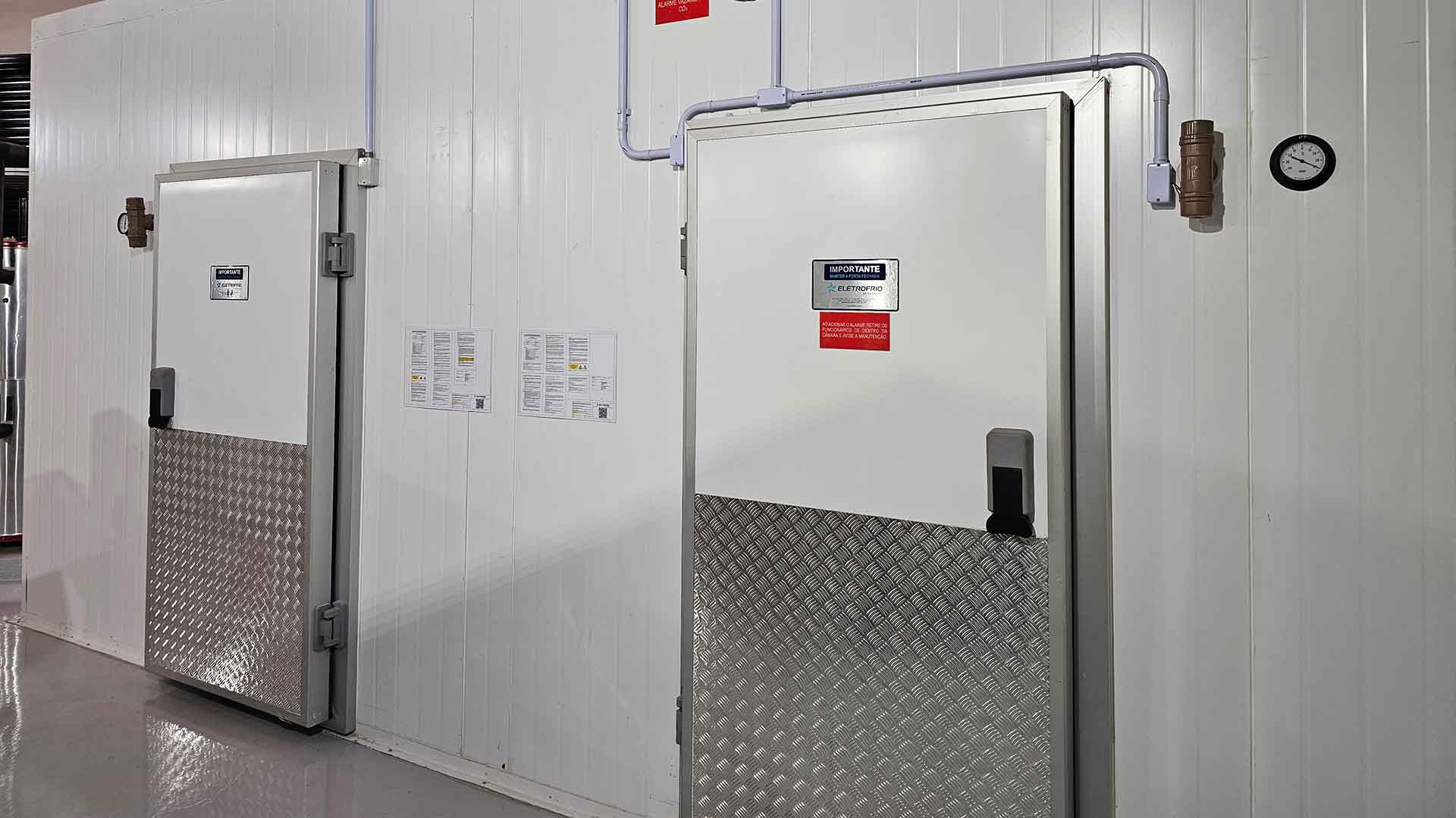 Duas portas de geladeiras industriais