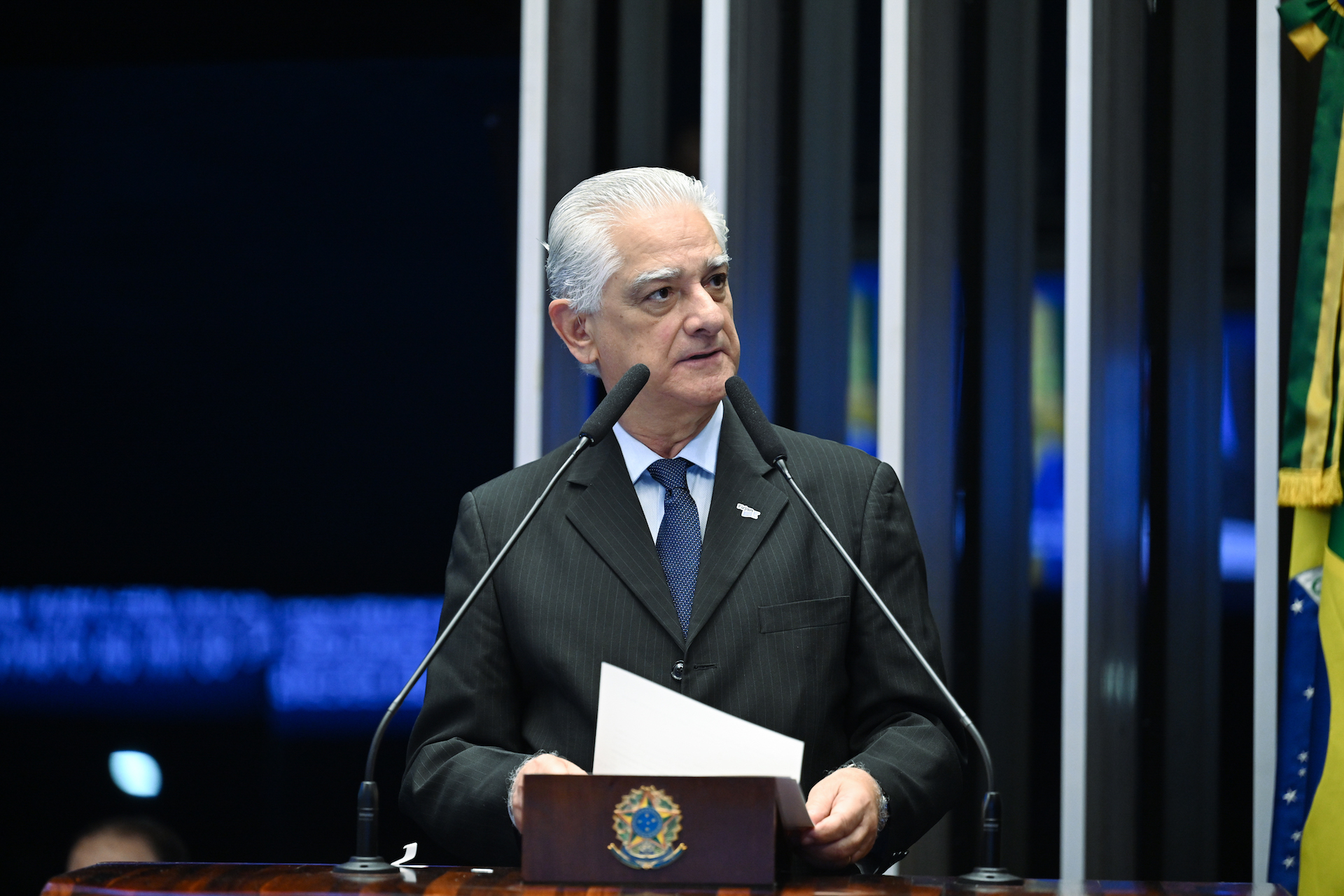 homem centro da foto em um púpito no congresso nacional