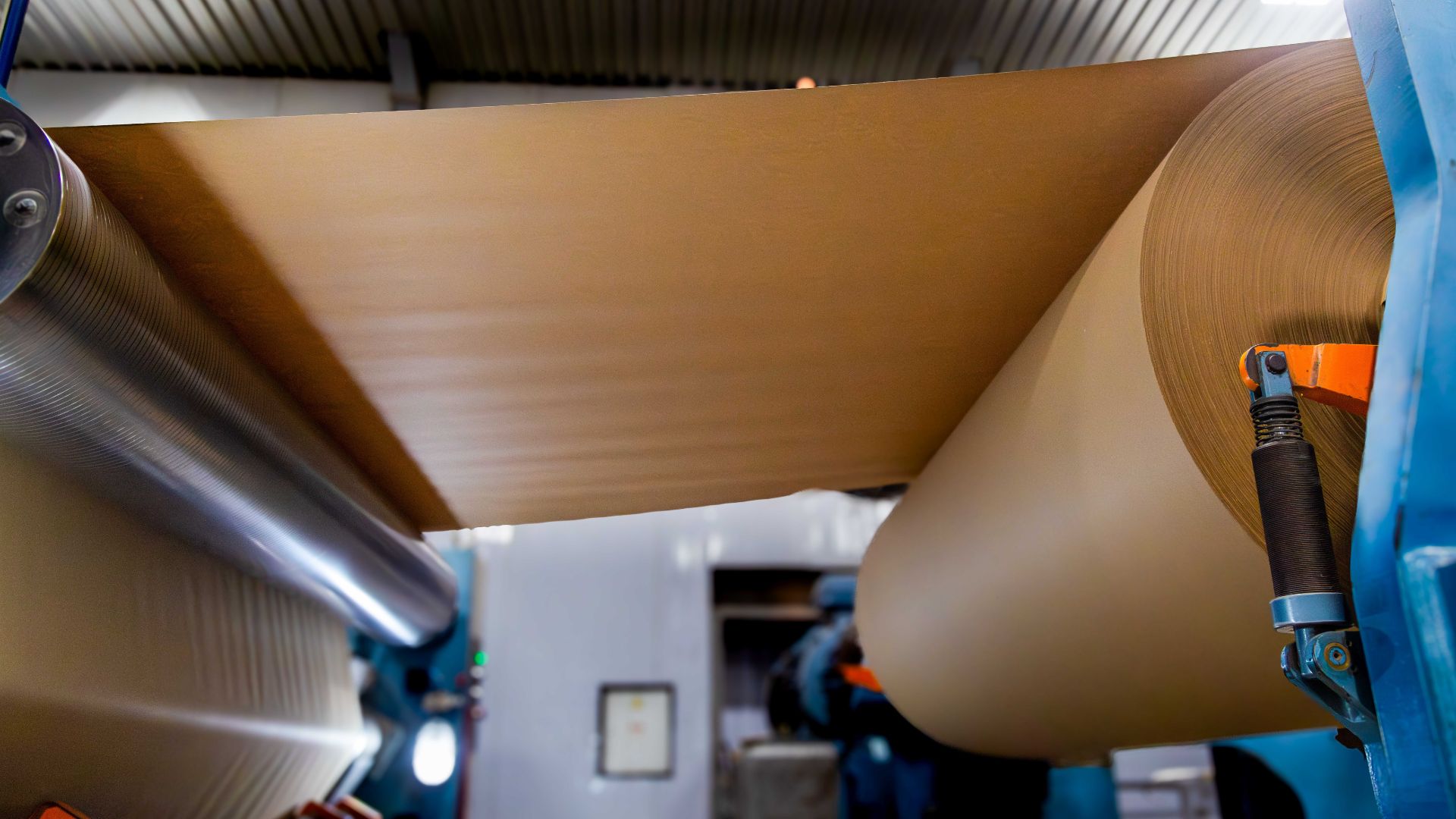 A frota da empresa coleta aparas e envia para que o material seja verificado, selecionado, transformado e reaproveitado, dando origem a diversos tipos de papel reciclado
