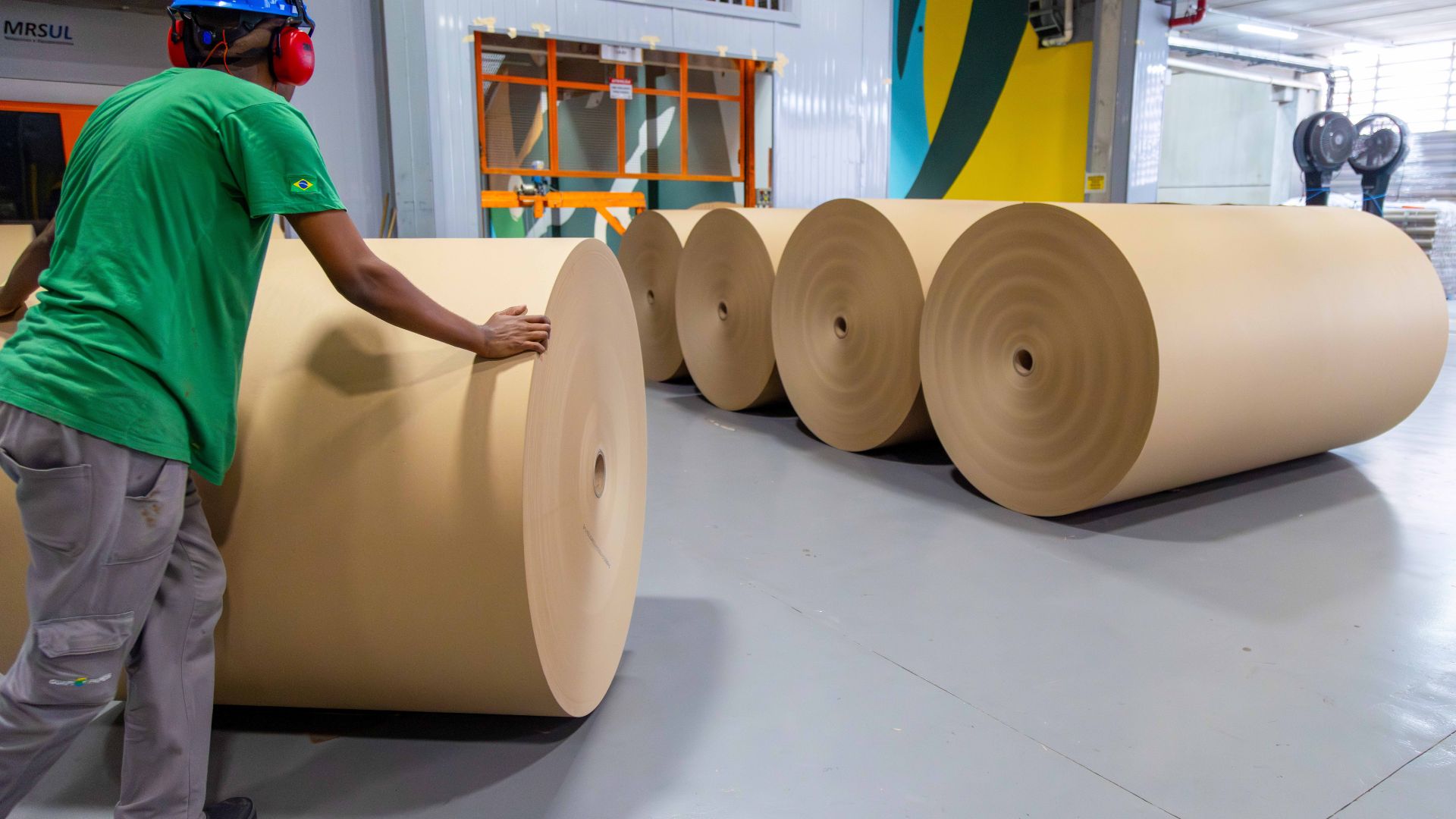 Os materiais reciclados pela Guapi retornam ao mercado como novos produtos, como papel kraft, caixas e embalagens de papelão ondulado