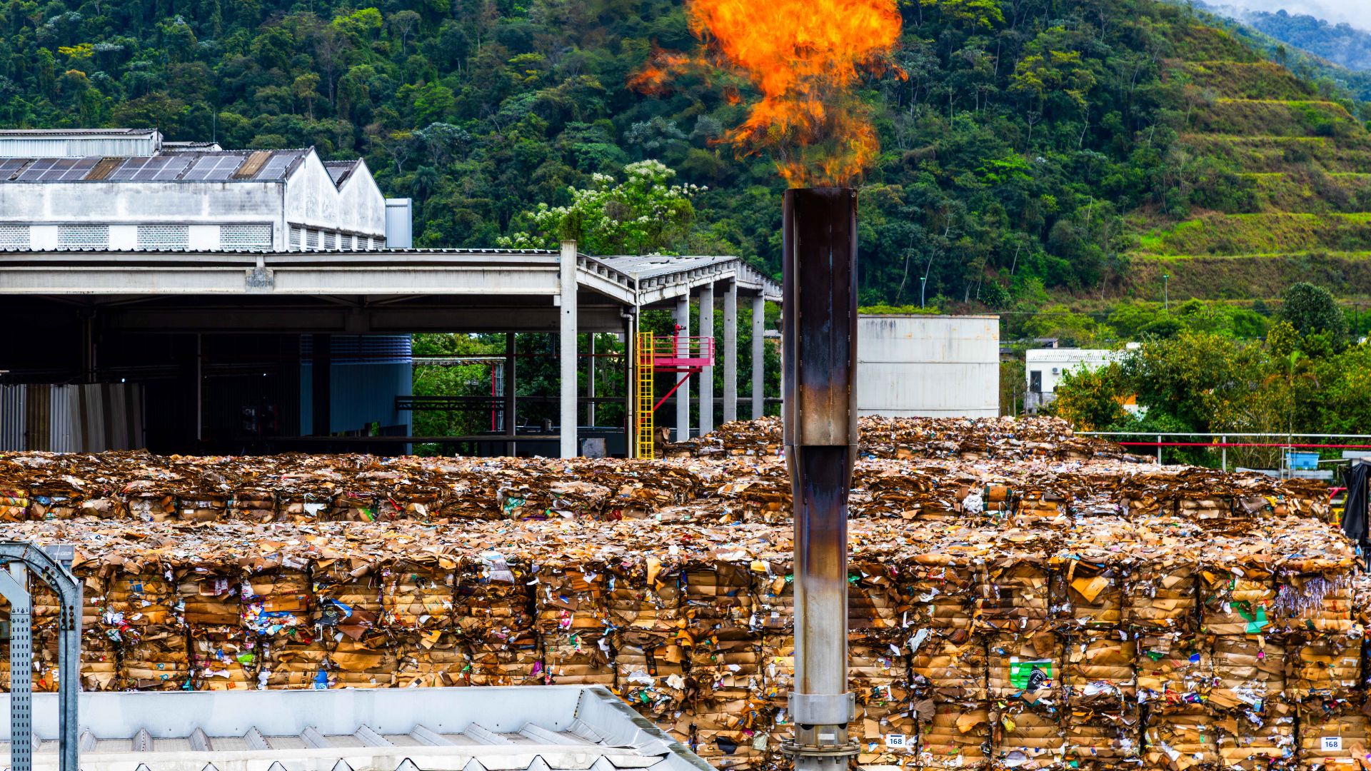 O pátio de estocagem da empresa possui capacidade para armazenar até 10.000 toneladas de material ao mesmo tempo, o que permite manter estoque de segurança de aparas