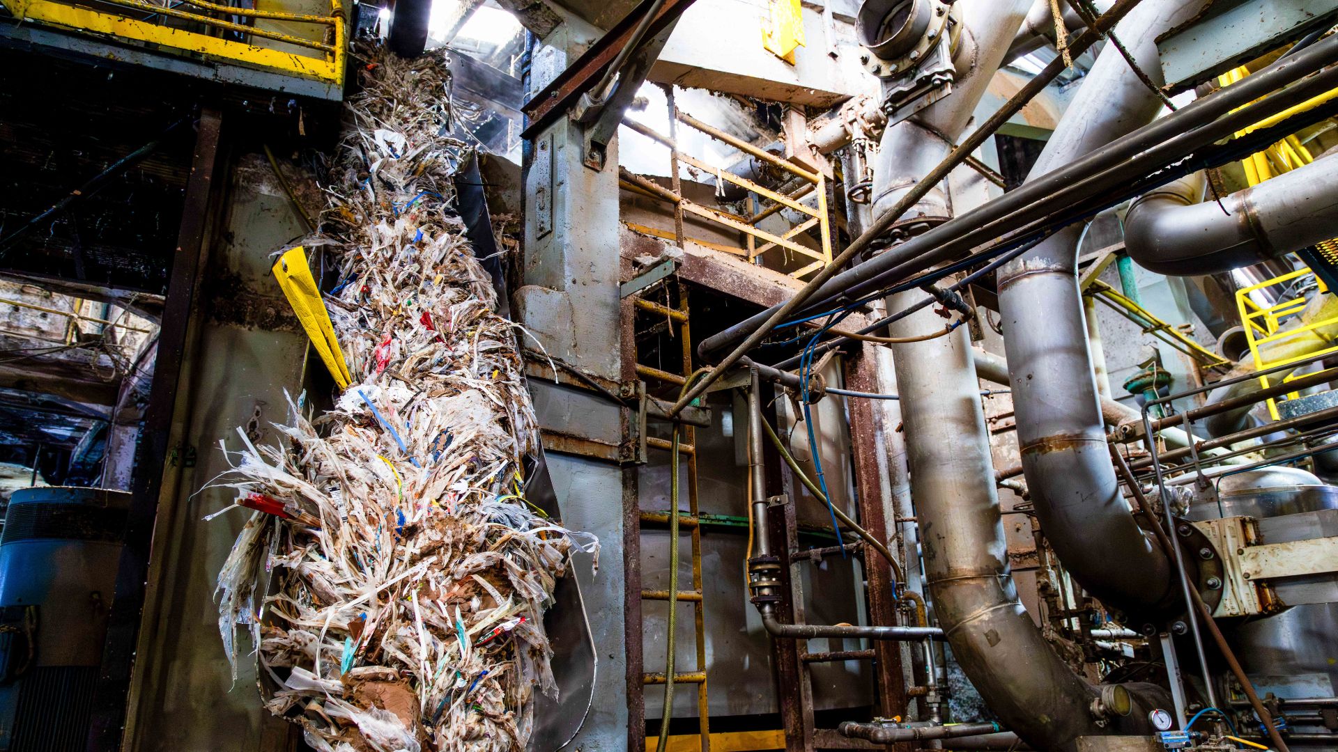 O papel pode ser reciclado em torno de cinco a sete vezes antes que as fibras se rompam demais e percam resistência e qualidade