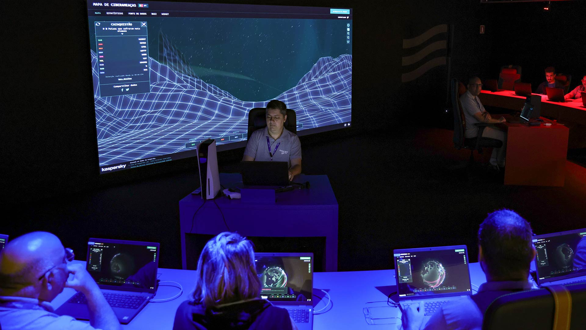 Alunos assistem aula de simulação