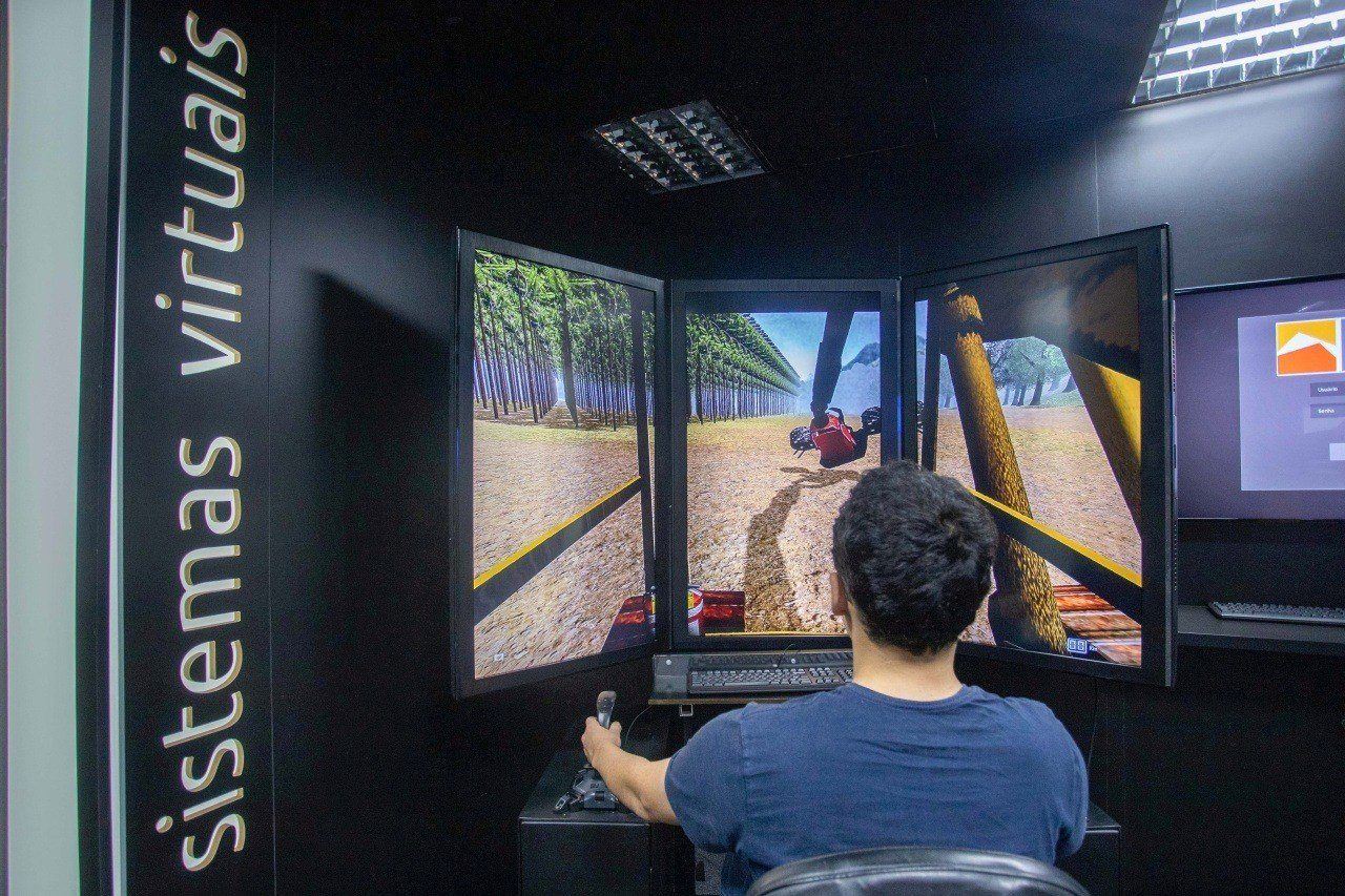 Simulador da colheitadeira florestal (Foto: Vinícius Magalhães)