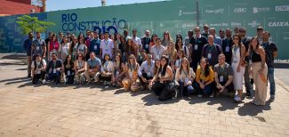 Dezenas de empresários do interior posam para foto na entrada do Rio Construção Summit