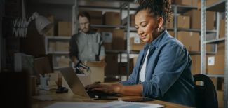 Mulher trabalhando em pequena empresa