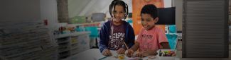 Duas crianças participam de projetos do SESI Cidadania no Morro dos Prazeres, Santa Teresa, Rio de Janeiro