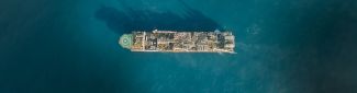 Vista aérea de FPSO no mar azul sinalizando produção de petróleo offshore