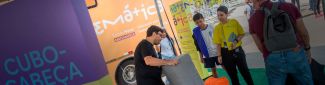 Instrutores e alunos na Escola Móvel de Matemática da Firjan SESI