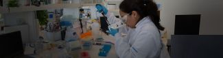 Pesquisadora em laboratório Firjan SENAI